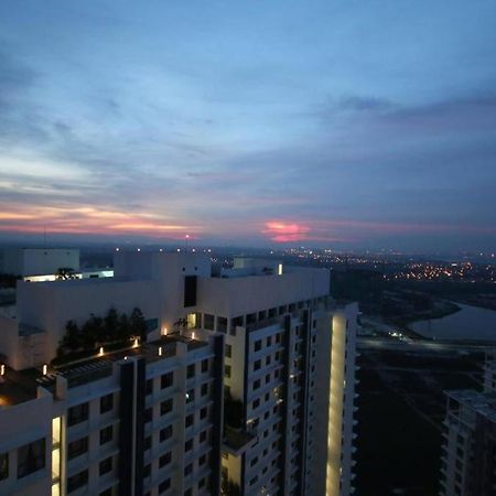 Lovely 3-Bedroom Serviced Apartment @ Cyberjaya Esterno foto