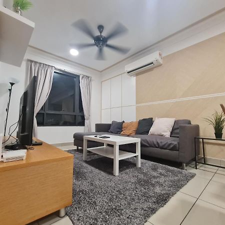 Lovely 3-Bedroom Serviced Apartment @ Cyberjaya Esterno foto