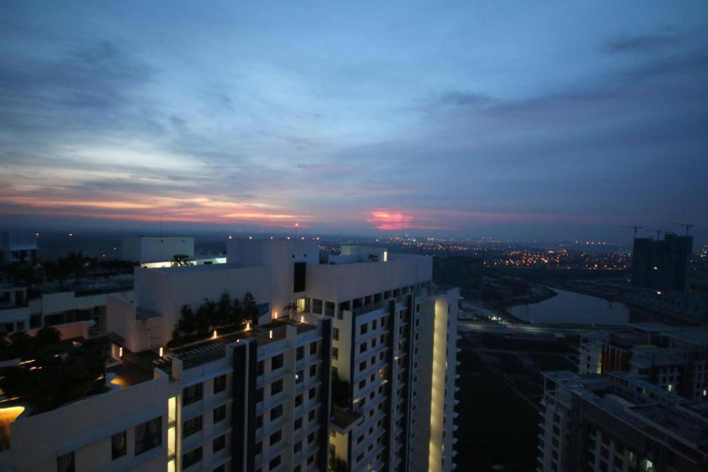 Lovely 3-Bedroom Serviced Apartment @ Cyberjaya Esterno foto