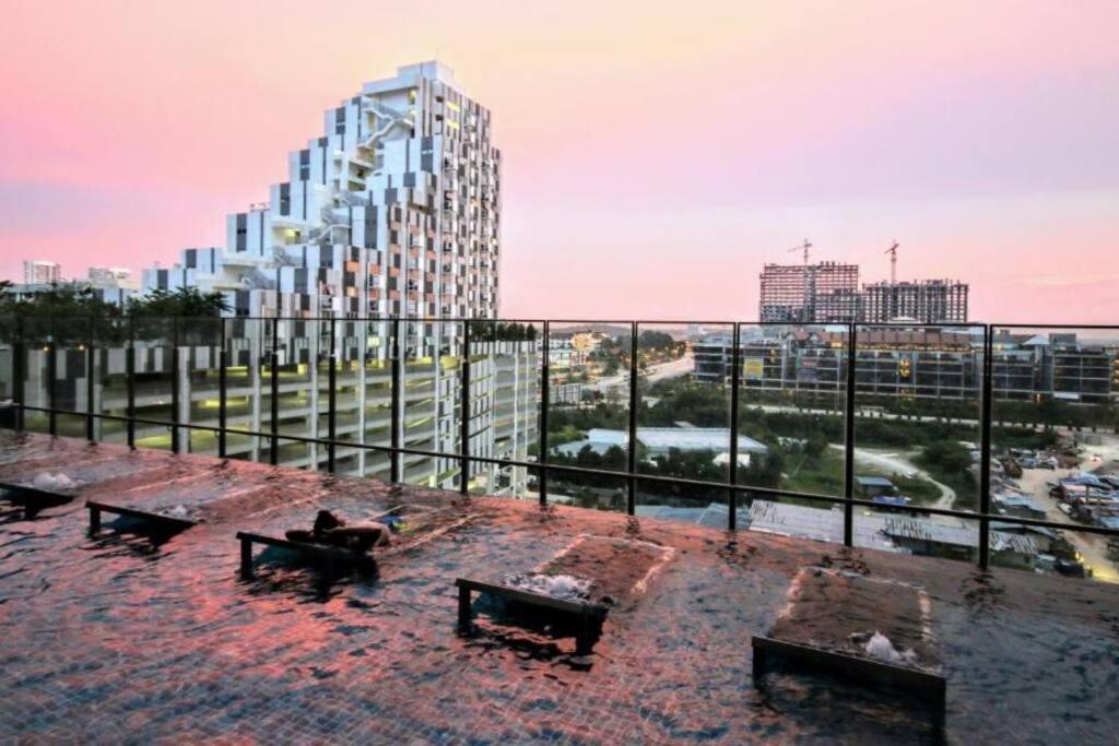 Lovely 3-Bedroom Serviced Apartment @ Cyberjaya Esterno foto