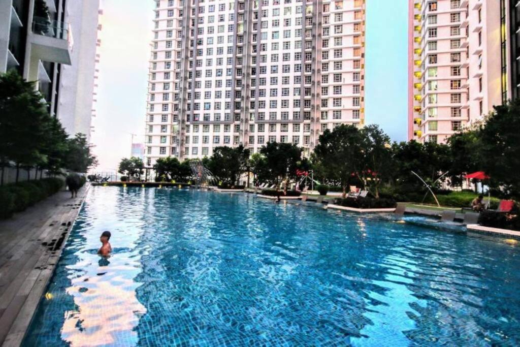 Lovely 3-Bedroom Serviced Apartment @ Cyberjaya Esterno foto