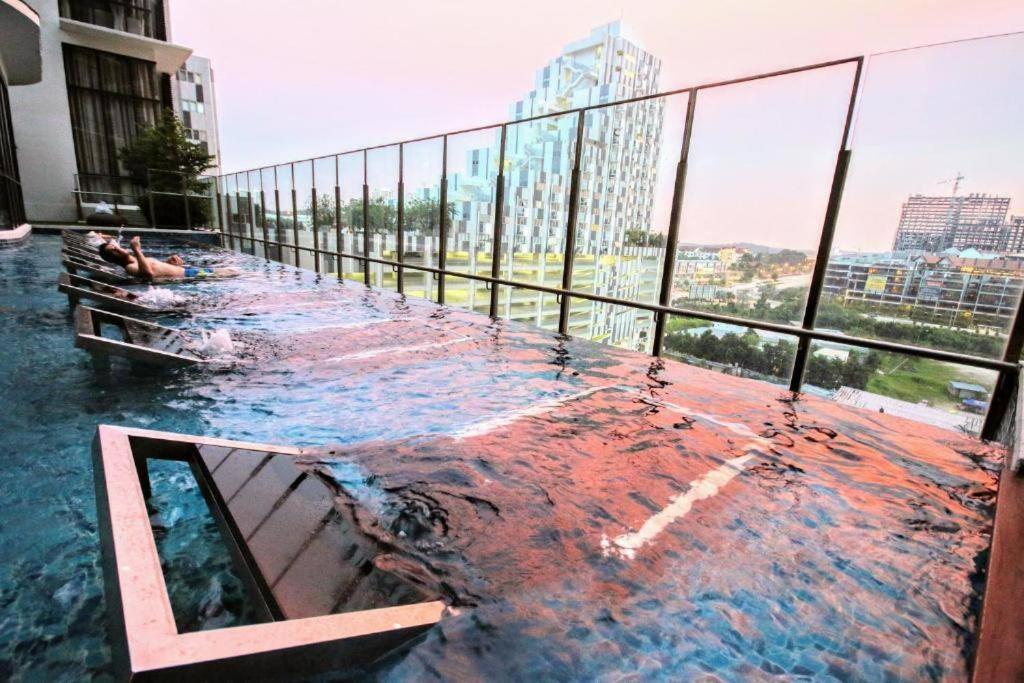 Lovely 3-Bedroom Serviced Apartment @ Cyberjaya Esterno foto