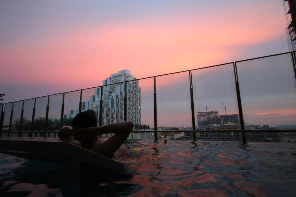 Lovely 3-Bedroom Serviced Apartment @ Cyberjaya Esterno foto