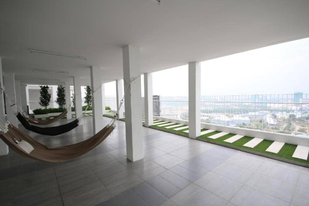 Lovely 3-Bedroom Serviced Apartment @ Cyberjaya Esterno foto