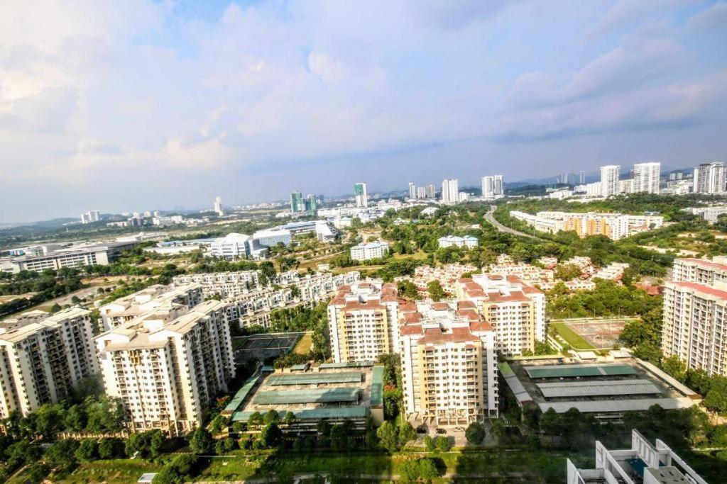 Lovely 3-Bedroom Serviced Apartment @ Cyberjaya Esterno foto