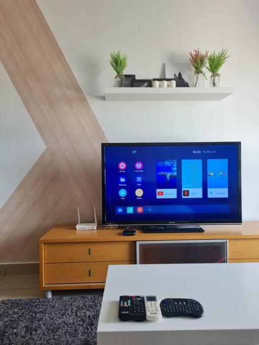 Lovely 3-Bedroom Serviced Apartment @ Cyberjaya Esterno foto