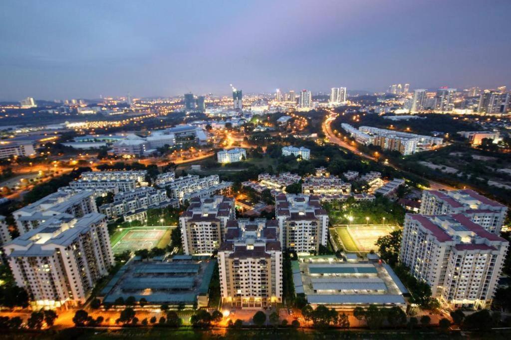 Lovely 3-Bedroom Serviced Apartment @ Cyberjaya Esterno foto